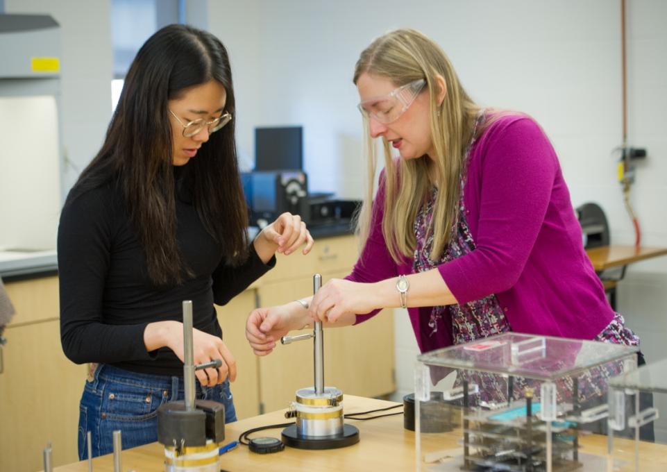 Arlesa Shephard working with a student